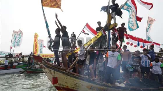Melarung Doa di Ruwat Laut Carita