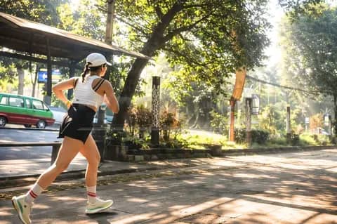 Lari, Kamera, dan Ekonomi yang Tumbuh di Pinggir Lintasan