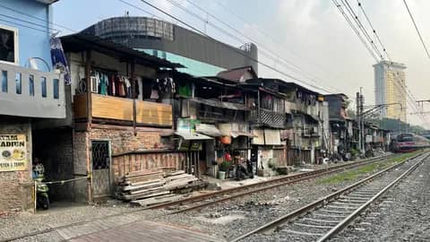 Bertaruh Hidup di Sempadan Rel Kereta