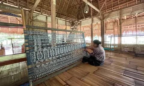 Perempuan, Tenun, dan Perlawanan Sunyi dari Lepo Lorun