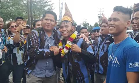 Bawa Sabuk Juara MMA, Kepulangan Ronald Siahaan Disambut Meriah Warga Pematang Siantar