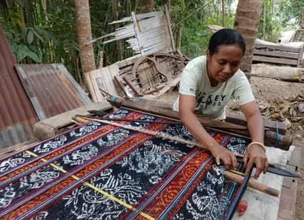 Peran Ganda Perempuan Penenun di Desa Sikka, NTT
