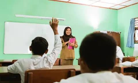 Upah Tak Layak: Realita Pahit di Balik Perjuangan Guru Honorer