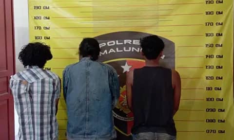 Malam Mencekam di Sihaporas: Penangkapan Warga Adat oleh Aparat