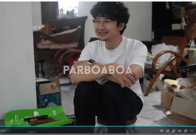 Angga, cucu Pram,  yang dipercayai Astuti Ananta Toer mengurusi bisnis buku (Foto: P. Hasudungan Sirait/PARBOABOA).