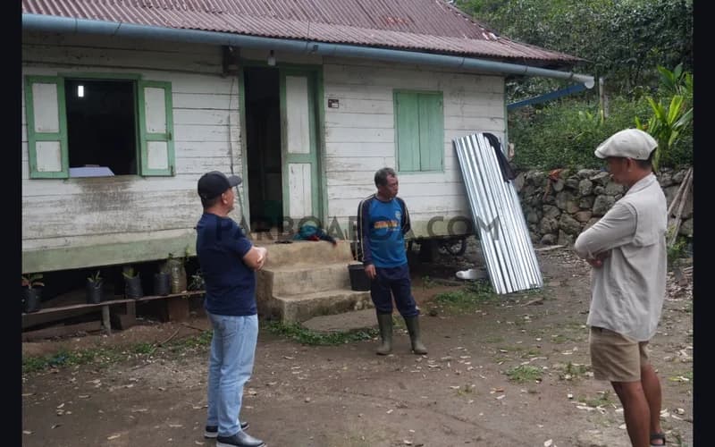Rumah yang mereka tempati setahun terakhir merupakan warisan dari ayahnya. Jauh dari mana-mana dan merupakan ujung lintasan.