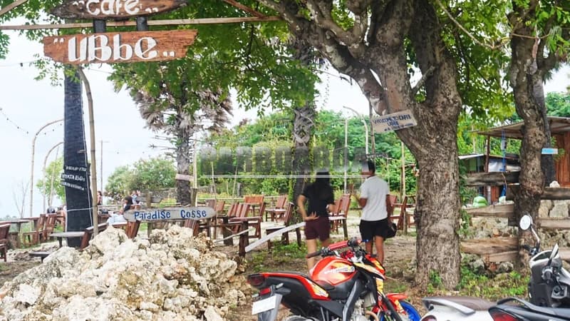 Di pantai ini terdapat sebuah kafe berarsitektur Timor yang merupakan ikon.