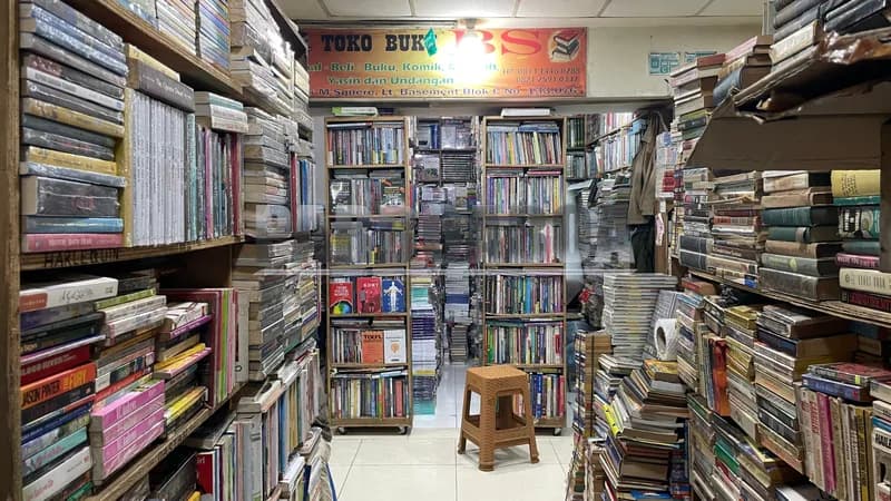 Berbagai jenis literatur yang dijual di basement Blok M Square (Foto: PARBOABOA/Defri Ngo)