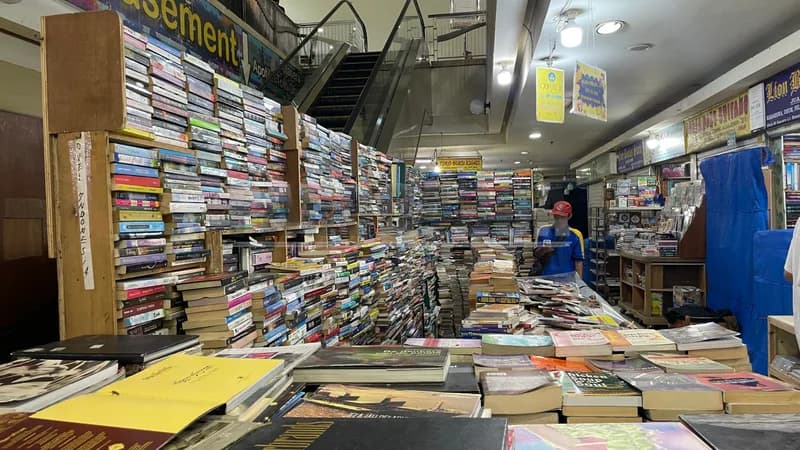 Ribuan jenis buku di basement Blok M Square (Foto: PARBOABOA/Defri Ngo)