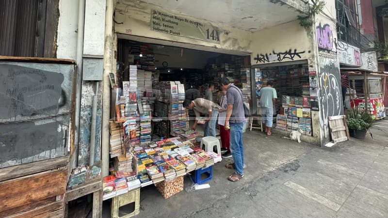 Suasana Pasar Buku Kwitang siang hari (Foto: PARBOABOA/Defri Ngo)
