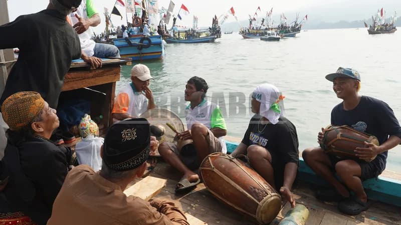 Sepanjang perjalanan dari pesisir, kapal diiringi tabuhan gendang dan sorak-sorai warga.