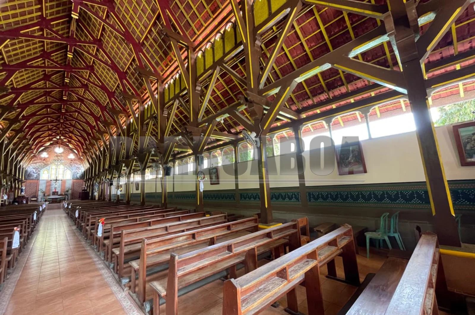 Dinding Gereja dihiasi wenda, motif khas tenun ikat Sikka. Sudah ada sejak misa Natal pertama 1899.  Tiga puluh enam jendela kayu terpasang tanpa kaca; 48 jendela kecil di bagian atas berkaca kuning kusam (Foto: PARBOABOA/Defri Ngo).
