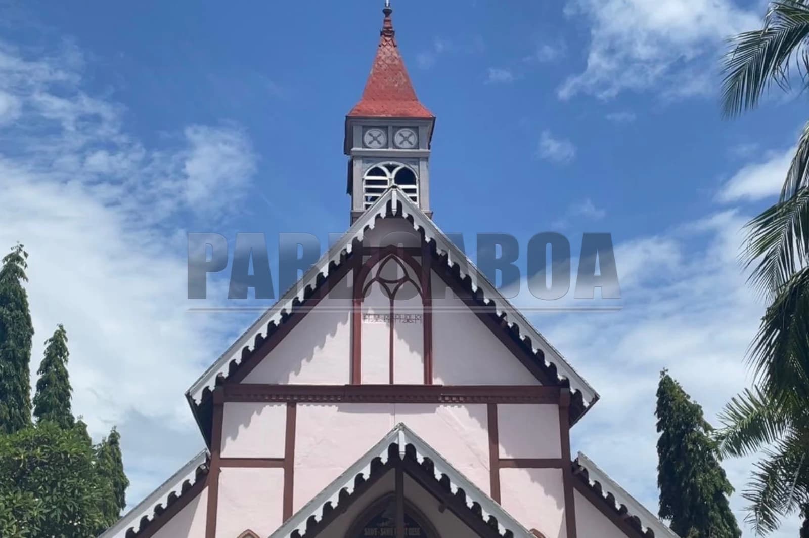 Atap Gereja Tua Sikka menjulang di perkampungan, menjadi penanda di sinilah iman Katolik berakar, tumbuh, dan diwariskan lintas generasi.  (Foto: PARBOABOA/Defri Ngo).
