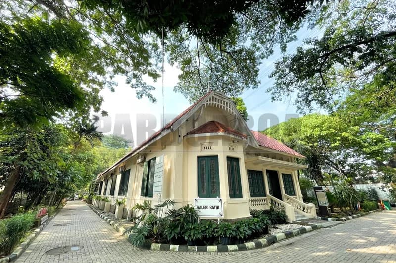 Bangunan Galeri Batik di kompleks Museum Tekstil (Foto: PARBOABOA/Defri Ngo)