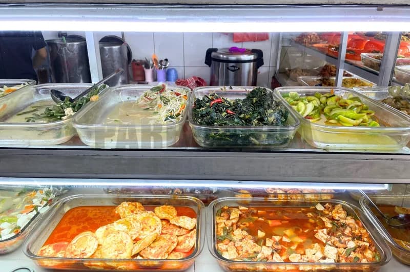 Sajian menu di warteg CBN Tanjung Duren, Jakarta Barat (Foto: PARBOABOA/Defri Ngo)