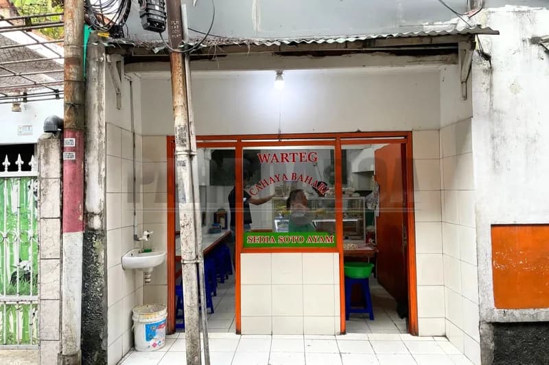 Sebuah warteg kecil beralamat di Kemanggisan, Jakarta Barat (Foto: PARBOABOA/Defri Ngo)
