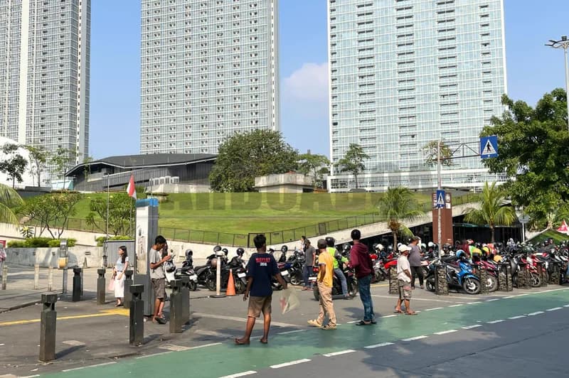 Jukir liar memadati jalan di depan Taman Ismail Marzuki (TIM) (Foto: PARBOABOA/Defri Ngo)