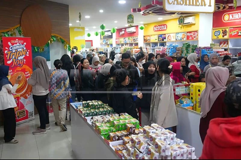 Sejak dua minggu terakhir, ibu-ibu di negeri kita tercinta sibuk berbelanja.