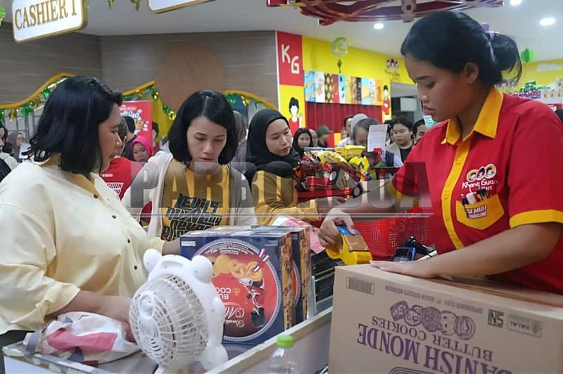 Toko yang terletak di bagian depan ini pun sesak kendati bangunannya sebenarnya lumayan lapang.