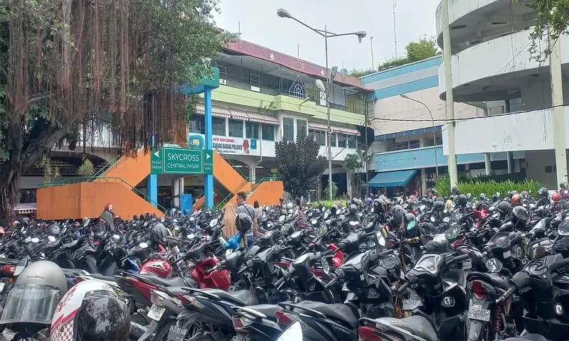 Lokasi salah satu parkiran di Kota Medan yang ramai. (Foto: PARBOABOA/Susan
