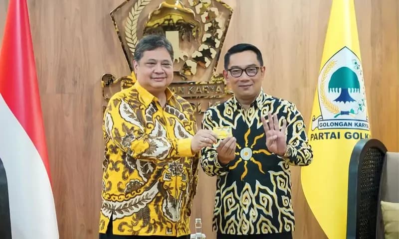 Ketua Umum Partai Golkar, Airlangga Hartarto saat peresmian masuknya Gubernur Jawa Barta, Ridwan Kamil sebagai kader Golkar di kantor DPP Partai Golkar, Slipi, Jakarta Barat, Rabu (18/01/2023). (Foto: Instagram/golkar.indonesia)
