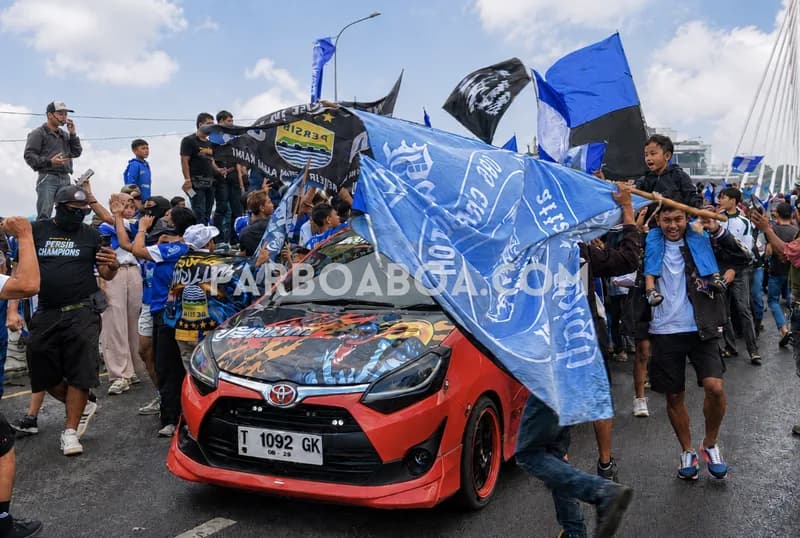 Di flyover Pasopati, Bandung, kaum Bobotoh turun untuk merayakan kejayaan kali ketiga tim kesayangan (Foto: P. Hasudungan Sirait).