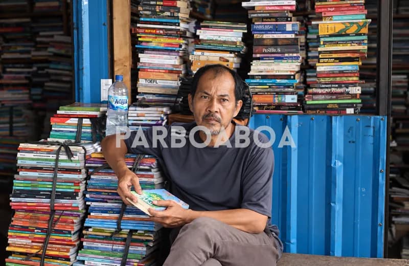 Donal Sitorus sedang menunggu pembeli di kiosnya (Foto: Dormaulina Sitanggang/PARBOABOA).