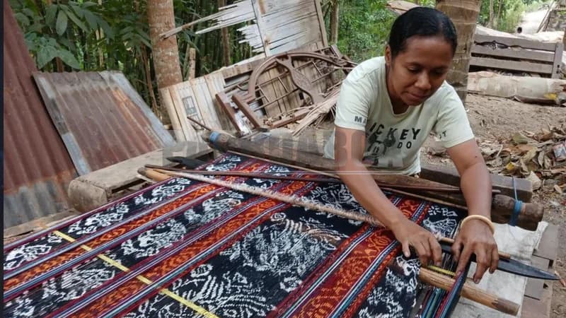 Konsolata Oda sedang menenenun utan (Foto: Risna Ase/PARBOABOA)