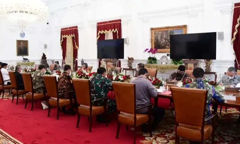 Presiden Joko Widodo beserta jajarannya melakukan rapat internal di Istana Merdeka, Jakarta, pada Jumat, 24 Maret 2023. (Foto: Dok. BPMI Setpres/Lukas)
