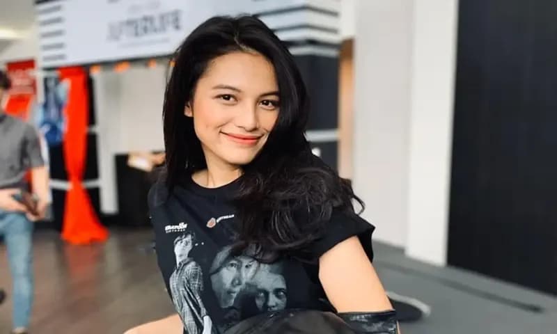 Lania Fira (Instagram : @laniafira)
