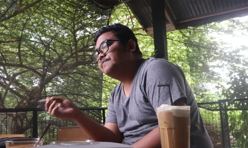 Personil Siantar Rap Foundation (SRF) Alfred Rey saat diwawancarai perihal himbauan larangan judi online (Foto: PARBOABOA/ Ronald)