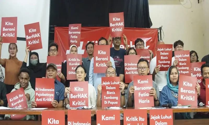 Sejumlah aktivis HAM berfoto bersama kritisi kebebasan ekspresi. (Foto: Dokumen Amnesty)