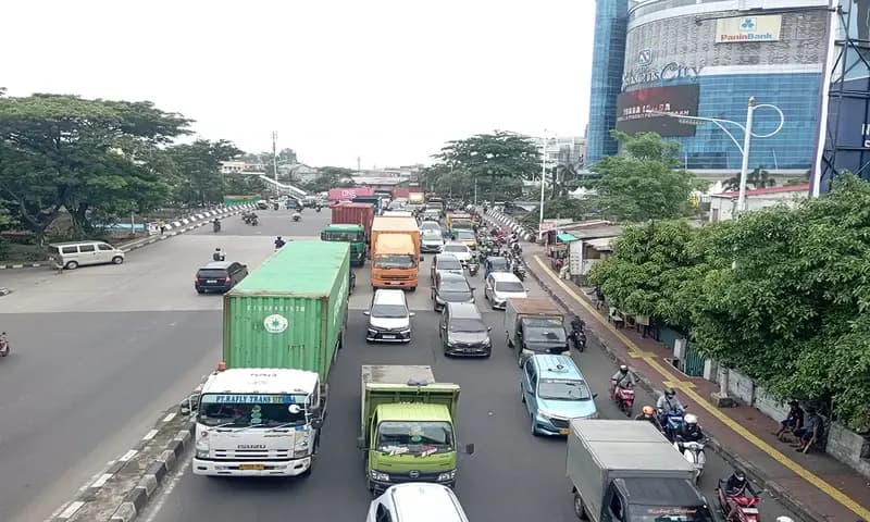 Truk over dimension overloading (ODOL) tampak sedang melintasi jalan raya (Foto: PARBOABOA/David)