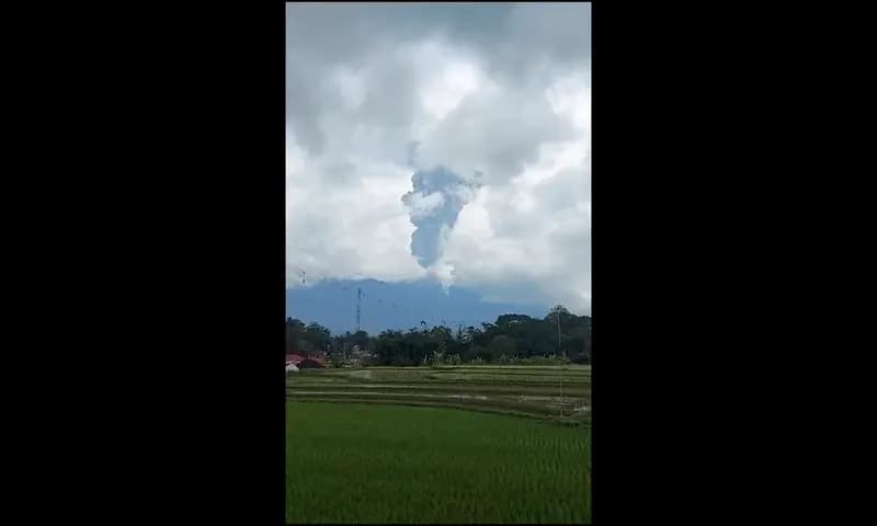 Erupsi Gunung Marapi di Sumatra Barat. (Sumber Foto: Twitter BNPB)