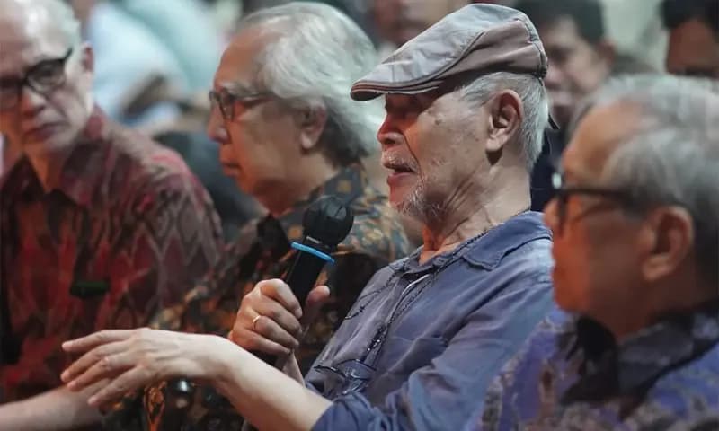 Goenawan Mohamad dalam acara peluncuran buku berujudul "Manurung: Sebuah Montase" di Teater Utan Kayu, Sabtu (26/04/2025) (Foto: PARBOABOA/David Rumahorbo).