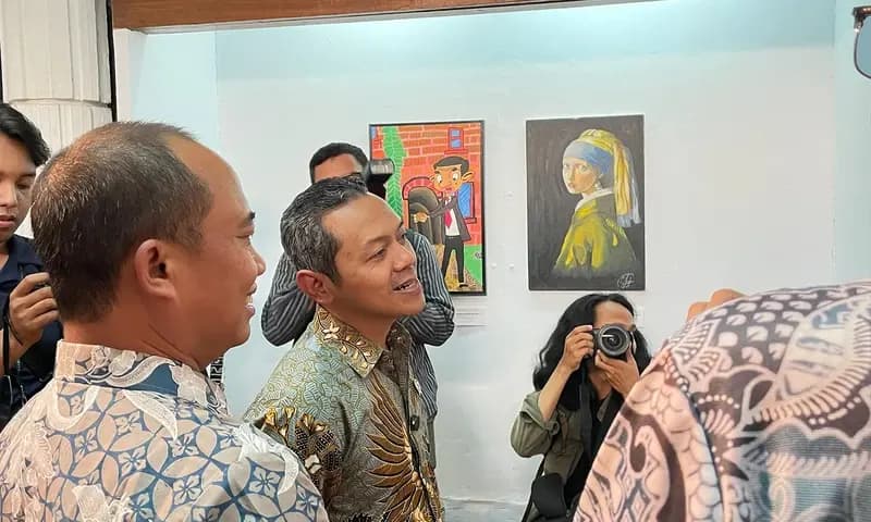 Wamendikdasmen Fajar Riza UI Haq saat mengunjungi pameran anak bertajuk "Menjelajah Dunia Warna dan Rupa" di Bentara Budaya Jakarta (Foto: PARBOABOA/Defri Ngo)