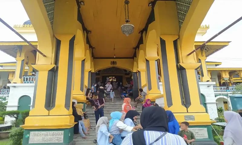 Liburan Natal ramai pengunjung berwisata di Istana Maimun Medan. (Foto: PARBOABOA/Tiara)