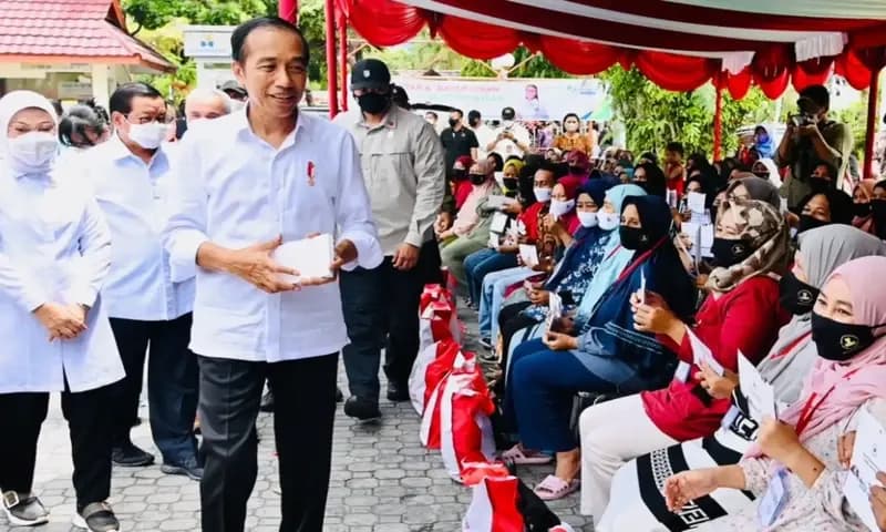 Presiden Joko Widodo serahkan bantuan sosial kepada para penerima manfaat di Kantor Pos Cabang Balikpapan, Balikpapan, Kalimantan Timur, Selasa (25/10/2022) lalu. (Foto: BPMI Setpres/Laily Rachev)