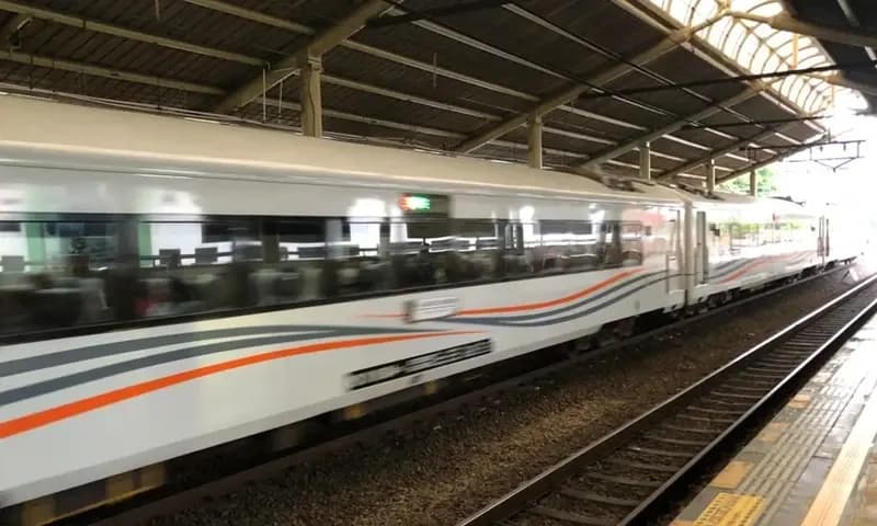 Foto ilustrasi, kereta api di Stasiun Cikini, Jakarta Pusat. (Foto: Parboaboa/Adinda Dewi)