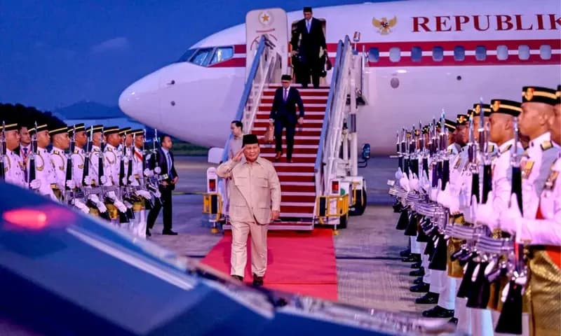Presiden Prabowo Subianto saat tiba di Bandar Udara Tentera Udara Diraja Malaysia (TUDM) Subang, Malaysia guna mengikuti KTT ASEAN ke-46 (Foto: dok. Setkab Republik Indonesia)