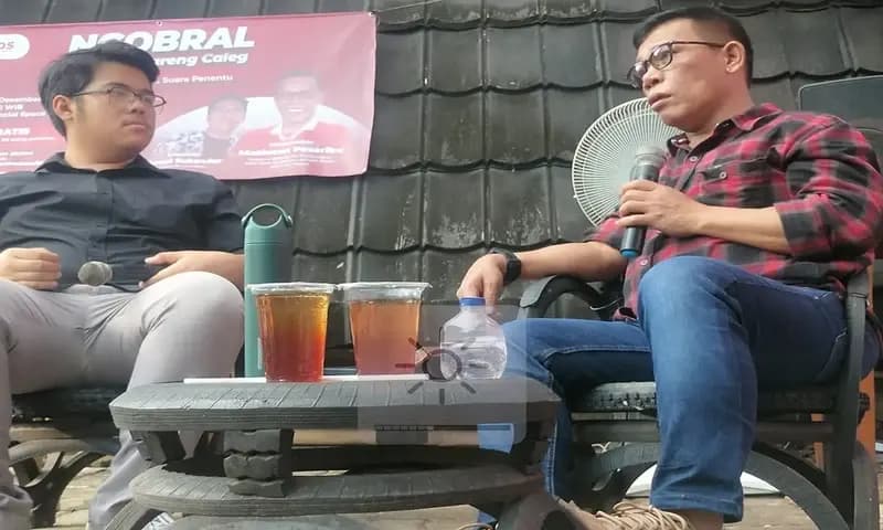 Politisi PDIP, Masinton Pasaribu, menggelar diskusi bersama relawanannya di Jagakarsa, Sabtu (16/12/23). (Foto: PARBOABOA/Faisal Bachri)