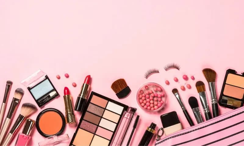 Nama-nama alat make up lengkap dengan kegunaannya (Foto: Canva/@nadianb)