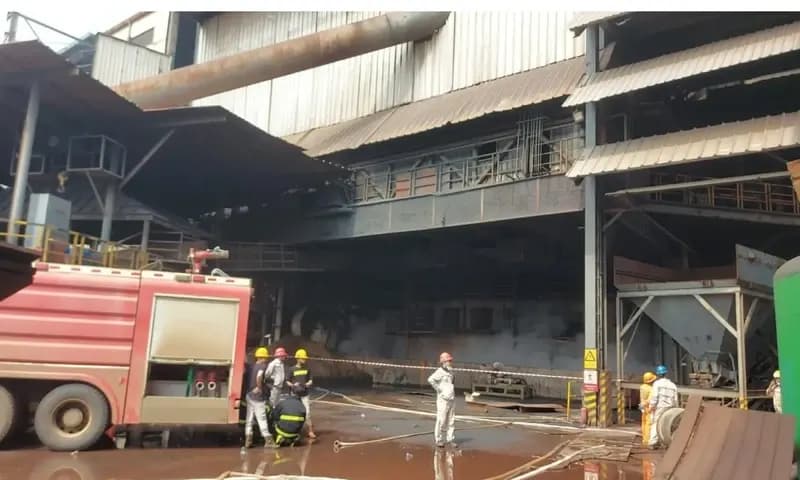 Situasi saat tim pemadam kebakaran PT IMIP berhasil memadamkan pabrik PT ITSS setelah tungku smelter No. 41 terbakar pukul 05.30 WITA, Minggu (24/12/2023). (Sumber Foto: PT IMIP)