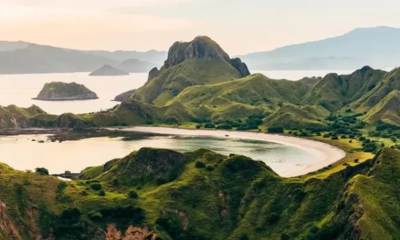 Aliansi Komodo Memanggil (AKM) desak KLHK cabut izin pembangunan vila di Pulau Padar (Foto: dok. Indonesia Travel).