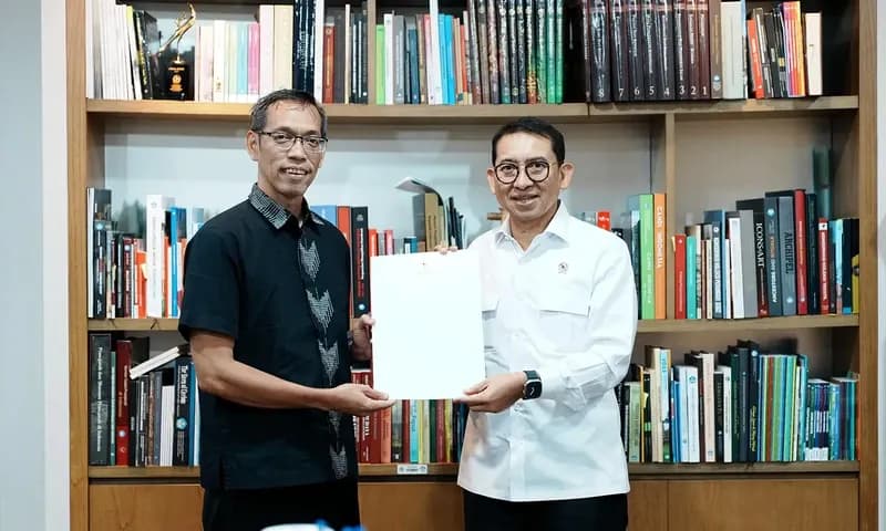 Menteri Kebudayaan Fadli Zon menyerahkan SK pembentukan Tim Kajian dan Pemugaran Situs Cagar Budaya Peringkat Nasional Gunung Padang kepada Dr. Ali Akbar (Foto: dok. Kementerian Budaya).