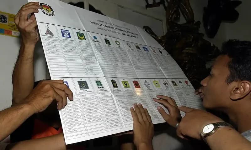 Ilustrasi rakyat memilih partai di surat suara saat pemilu. (Foto: PARBOABOA/Bina Karos)