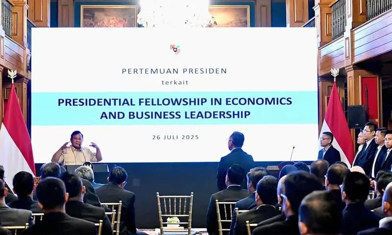 Presiden Prabowo saat bertemu 82 profesional muda di Hambalang (Foto: IG/@sekretariat.kabinet)