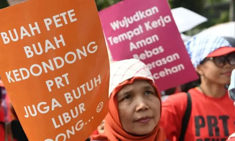 Seorang ibu rumah tangga bersama koalisi masyarakat peduli PRT melakukan demonstrasi menuntut pengesahan RUU PPRT (Foto: Dok. ASSPUK)