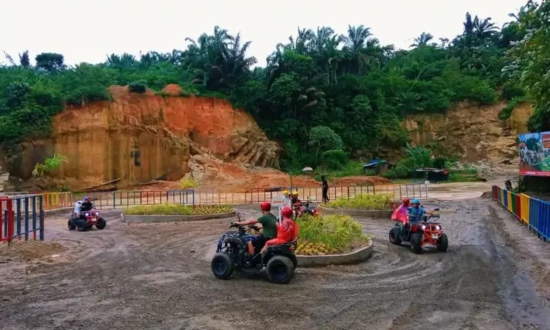 Suasana para pengunjung saat mengendarai motor ATV di kawasan wisata BAC Pematang Siantar (Foto: Parboaboa/Putra P. Purba)