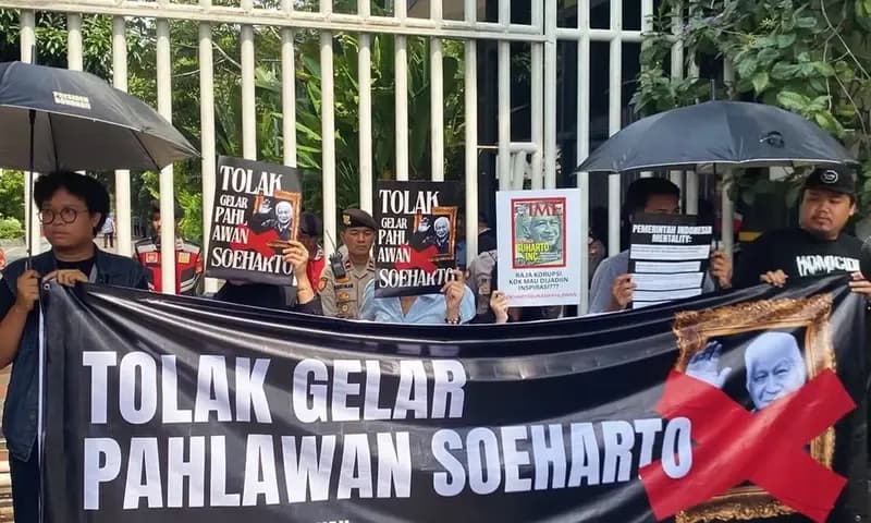 Koalisi Masyarakat Sipil melakukan aksi menolak pemberian gelar pahlawan untuk mantan Presiden Soeharto (Foto: IG/@mahardhikakita)
